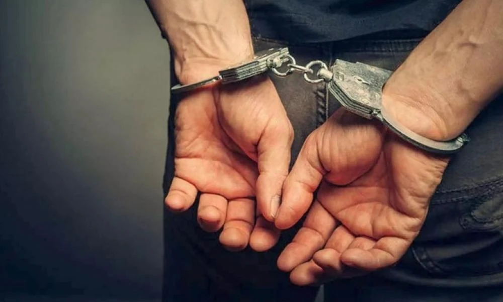 Χειροπέδες σε γιατρό για ναρκωτικές ουσίες – Τι βρέθηκε στα δυο ιατρεία της